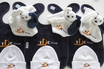 Babymuts met logo - Gepersonaliseerd Cadeau - In-house Geborduurd