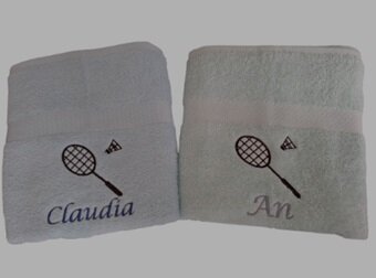 Sport cadeau kopen handdoek met naam en badminton racket 