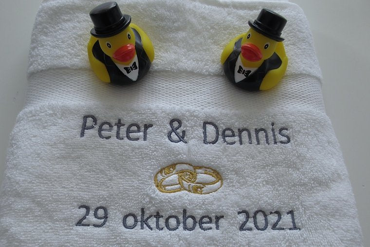 Handdoek met naam en trouw datum | Symbolisch huwelijkscadeau €15.99