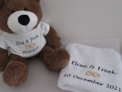 Huwelijksknuffel met Namen & Trouwringen Bruin - Gepersonaliseerd Cadeau - In-house Geborduurd