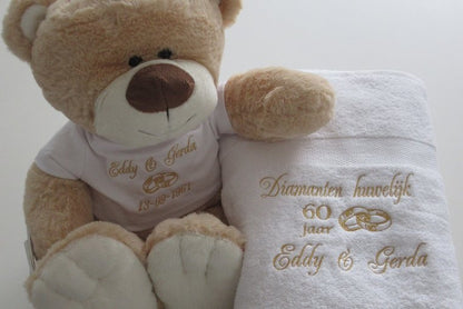 Huwelijksknuffel met Namen & Trouwringen Bruin - Gepersonaliseerd Cadeau - In-house Geborduurd