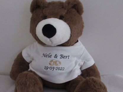 Huwelijksknuffel met Namen & Trouwringen Bruin - Gepersonaliseerd Cadeau - In-house Geborduurd