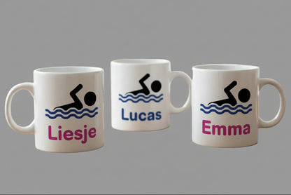 Mok met naam en Zwemmer - Gepersonaliseerd Cadeau - In-house Geborduurd