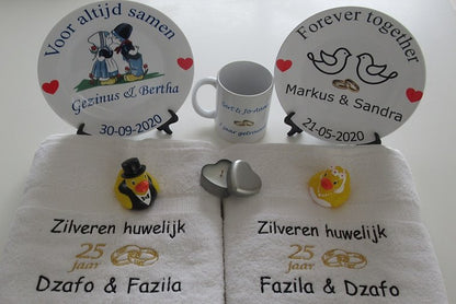 25 jaar getrouwd cadeau met gouden ringen en naam geborduurd| Borduurkado