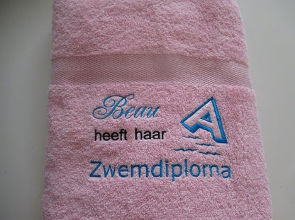 zwemdiploma gehaald  lichtroze handdoek met naam en letter A 