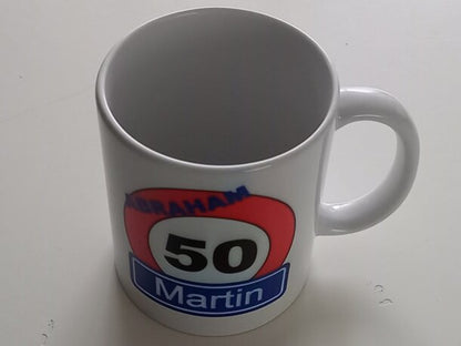 Koffiemok met Verkeersbord Naam en Leeftijd – Abraham Sarah - Gepersonaliseerd Cadeau - In-house Geborduurd