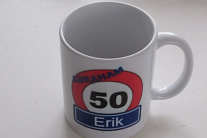 Koffiemok met Verkeersbord Naam en Leeftijd – Abraham Sarah - Gepersonaliseerd Cadeau - In-house Geborduurd