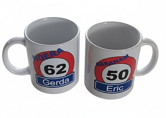 Koffiemok met Verkeersbord Naam en Leeftijd – Abraham Sarah