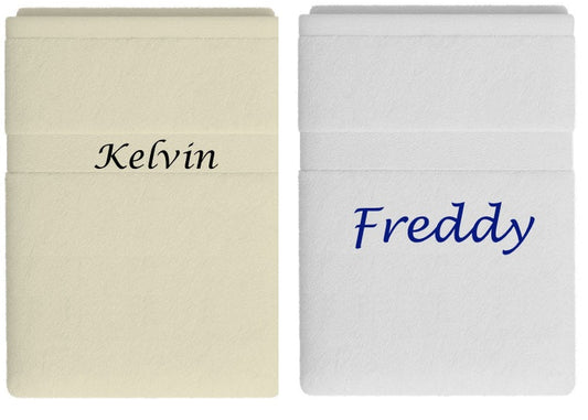 Baby badjas met naam subtiel geborduurd op de rand van de capuchon