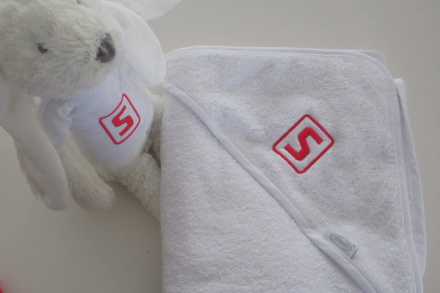 Badcape en Knuffelkonijn Rabbit Richie met logo - Gepersonaliseerd Cadeau - In-house Geborduurd