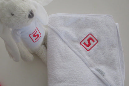 Badcape en Knuffelkonijn Rabbit Richie met logo - Gepersonaliseerd Cadeau - In-house Geborduurd