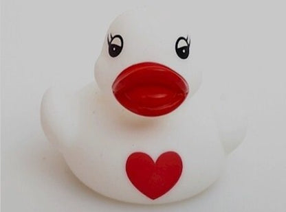 Badeendje met rood hartje.