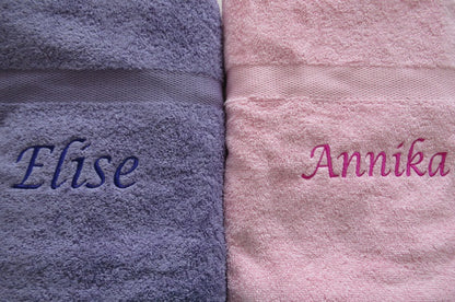 Badlaken met naam - Gepersonaliseerd Cadeau - In-house Geborduurd