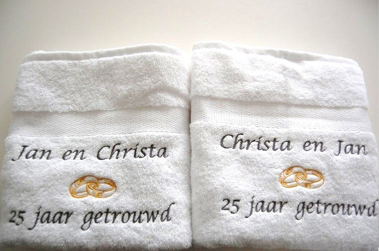 25 jaar getrouwd cadeau met namen | Badlaken of Handdoek | Borduurkado