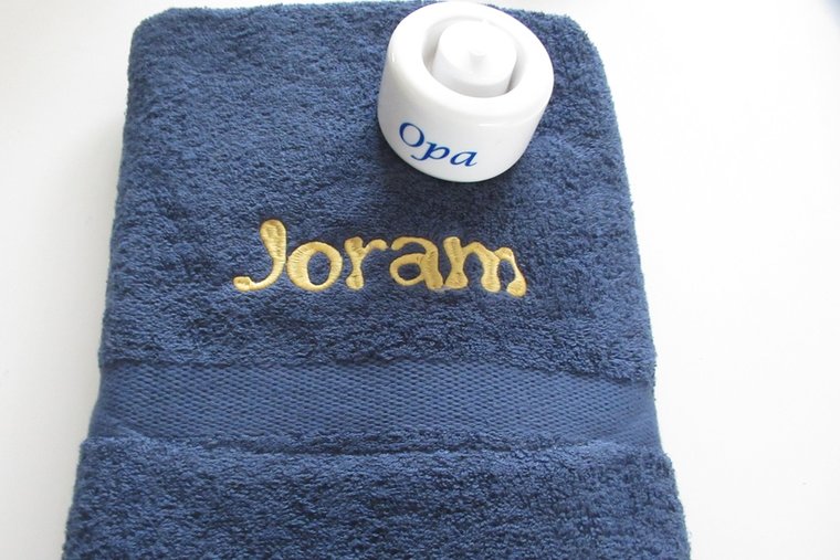 Donkerblauwe handdoek met naam in gouden letters