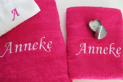 Badlaken met naam - Gepersonaliseerd Cadeau - In-house Geborduurd