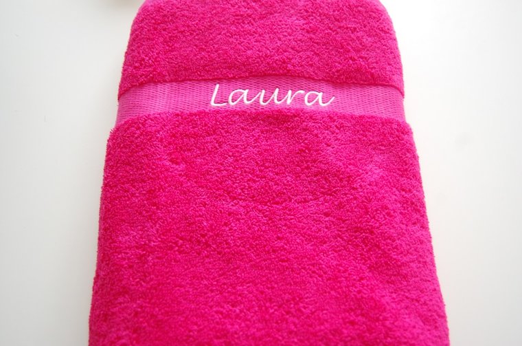 Badlaken donkerroze met naam - Gepersonaliseerd Cadeau - In-house Geborduurd
