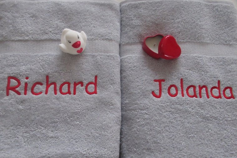 Badlaken met naam - Gepersonaliseerd Cadeau - In-house Geborduurd