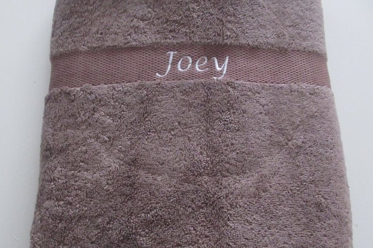 Badlaken 70x140cm met naam - Gepersonaliseerd Cadeau - In-house Geborduurd