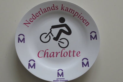 Kinderbordje met logo - Gepersonaliseerd Cadeau - In-house Geborduurd