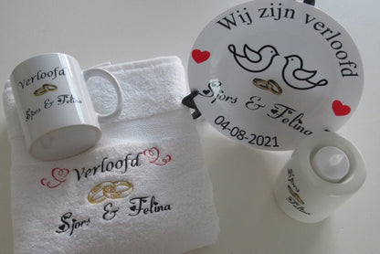 Verloofd Sierbordje Rood - Gepersonaliseerd Cadeau - In-house Geborduurd
