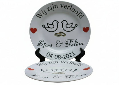 Verloofd Sierbordje Rood - Gepersonaliseerd Cadeau - In-house Geborduurd