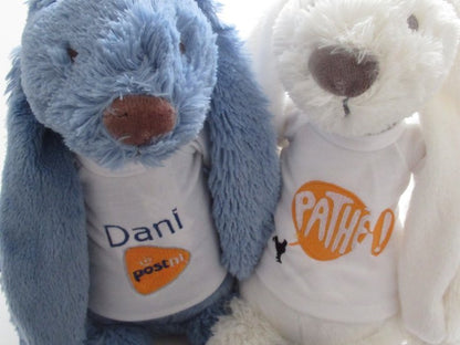 Knuffelkonijn Rabbit Richie met logo geborduurd| Borduurkado