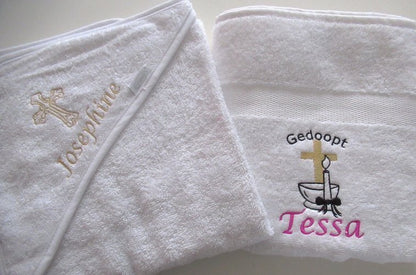Doop cadeau baby badcape met naam en heilig kruis | Borduurkado