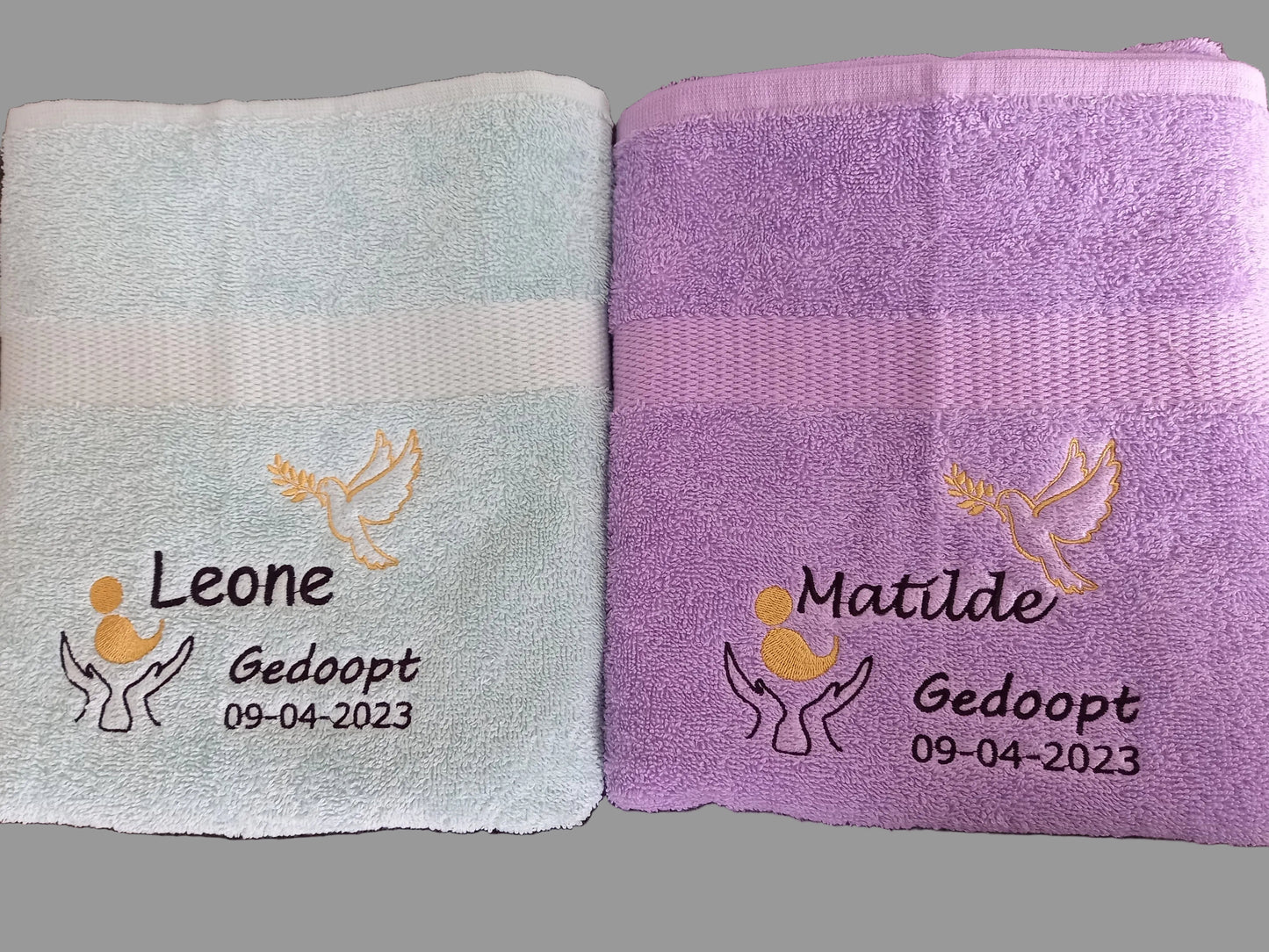 doopcadeau met doopdatum met naam geborduurd op handdoek in meerdere kleuren leverbaar!