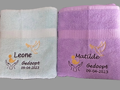 doopcadeau met doopdatum met naam geborduurd op handdoek in meerdere kleuren leverbaar!