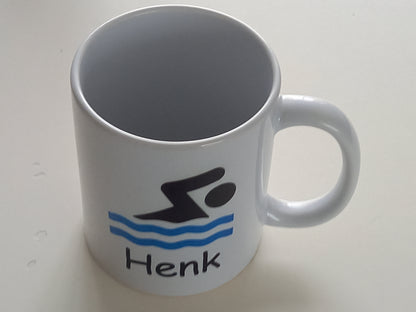 Drink mok met zwemmer en golven met naam eronder. Zelf te personaliseren