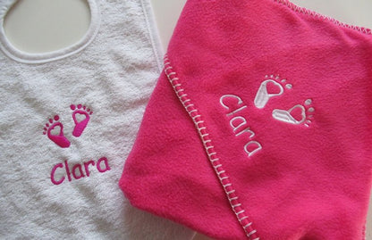 Fleece wikkeldeken met naam - Gepersonaliseerd Cadeau - In-house Geborduurd