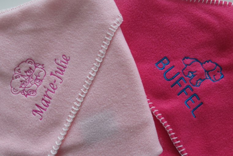 Fleece wikkeldeken met naam - Gepersonaliseerd Cadeau - In-house Geborduurd