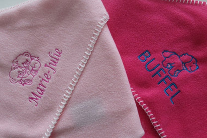 Fleece wikkeldeken met naam - Gepersonaliseerd Cadeau - In-house Geborduurd
