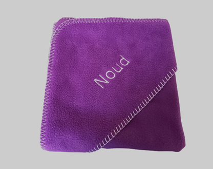 Fleece wikkeldeken met naam - Gepersonaliseerd Cadeau - In-house Geborduurd