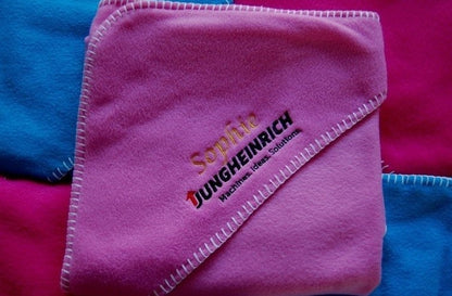 Fleecedeken met logo - Gepersonaliseerd Cadeau - In-house Geborduurd