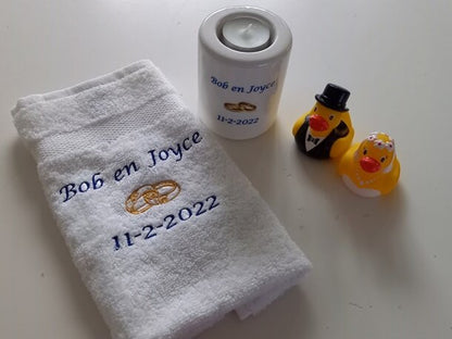 Gastendoek met namen en trouwdatum - Gepersonaliseerd Cadeau - In-house Geborduurd