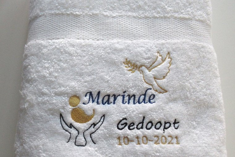 Religieus doopcadeau handdoek met naam en doop datum