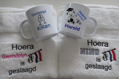 Koffiemok Geslaagd + Champagne glazen - Gepersonaliseerd Cadeau - In-house Geborduurd