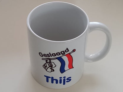 Koffiemok Geslaagd + vlag - Gepersonaliseerd Cadeau - In-house Geborduurd