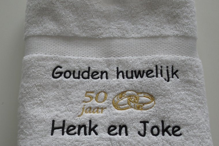 50 jaar getrouwd cadeau met naam en ringen geborduurd| Borduurkado