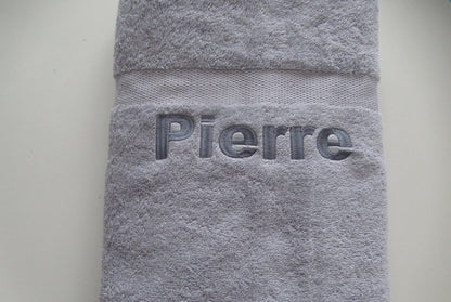 Badlaken met naam - Gepersonaliseerd Cadeau - In-house Geborduurd