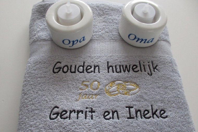 Gouden huwelijk cadeau | 50 jaar getrouwd - Set handdoeken met naam en ringen
