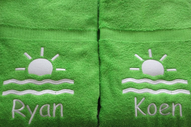 Badlaken met naam en afbeelding - Geborduurd cadeau