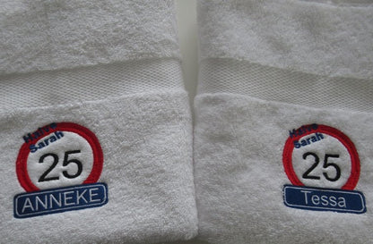 Halve Sarah 25 jaar handdoek met naam - Gepersonaliseerd Cadeau - In-house Geborduurd