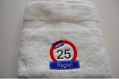 Halve Sarah 25 jaar handdoek met naam - Gepersonaliseerd Cadeau - In-house Geborduurd