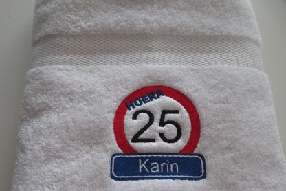 Halve Sarah 25 jaar handdoek met naam - Gepersonaliseerd Cadeau - In-house Geborduurd