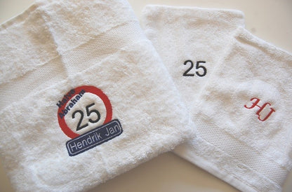 Halve Abraham 25 jaar handdoek met naam - Gepersonaliseerd Cadeau - In-house Geborduurd