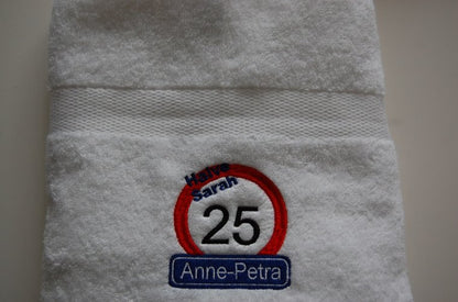 Halve Sarah 25 jaar handdoek met naam - Gepersonaliseerd Cadeau - In-house Geborduurd