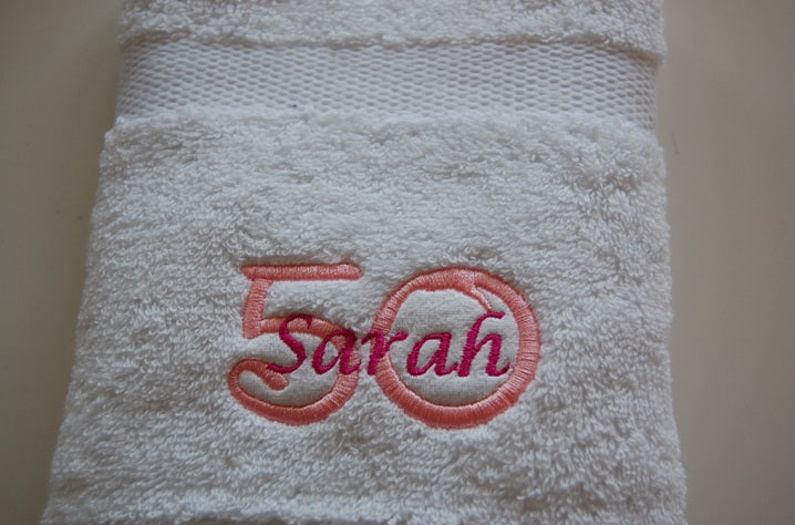 50 Jaar Cadeau met Naam en Leeftijd Sarah - Gepersonaliseerd Cadeau - Geborduurd